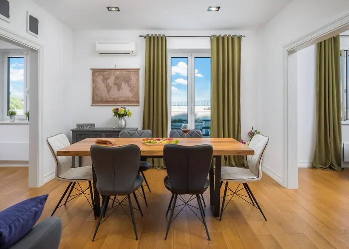 Charlie Chaplin Apartment Split